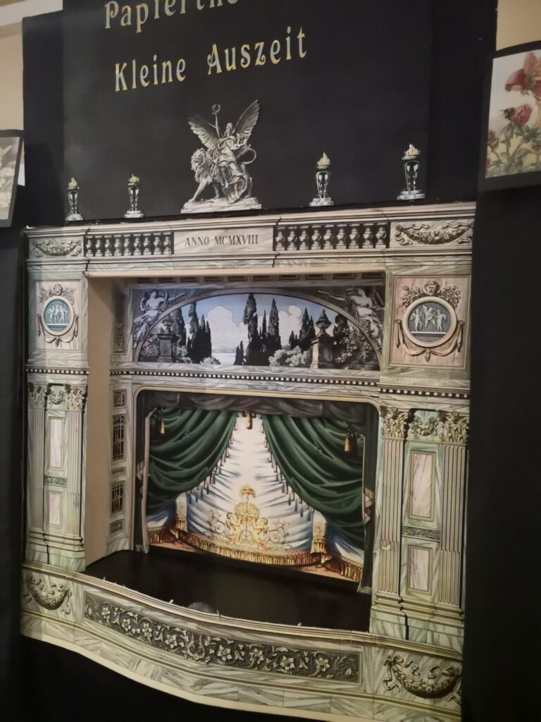 "Bühne" des Papiertheaters